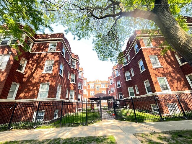 Primary Photo - 6423 N Greenview Ave