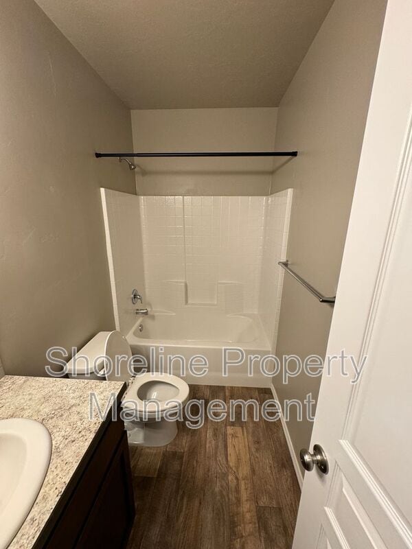 Building Photo - 511 Diamond Lake St