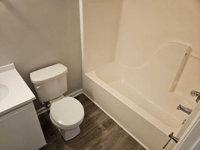 Building Photo - Lovely 2br 2.5ba End Unit Townhome! Availa...