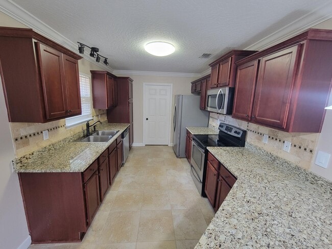 Building Photo - 712 Hazel Dr