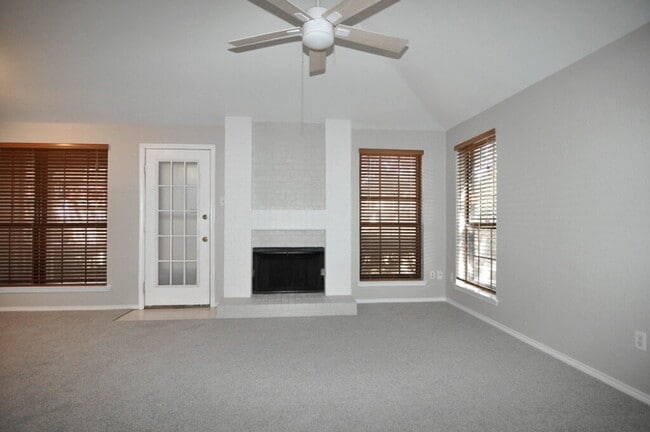 Building Photo - "Adorable 2-1 Duplex with Character, Comfort, and Charm!"