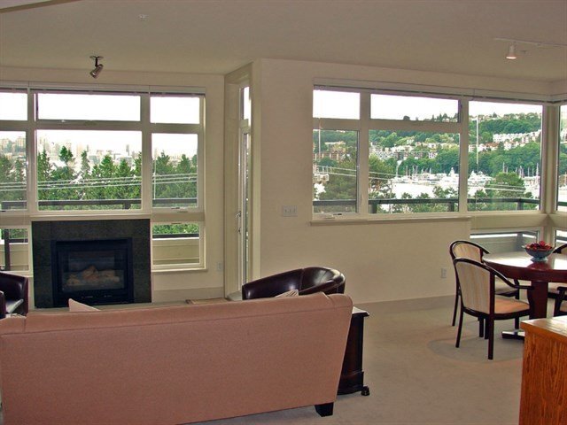 Building Photo - Stylish NW Contemporary 2 Bed, 2 Bath Cond...
