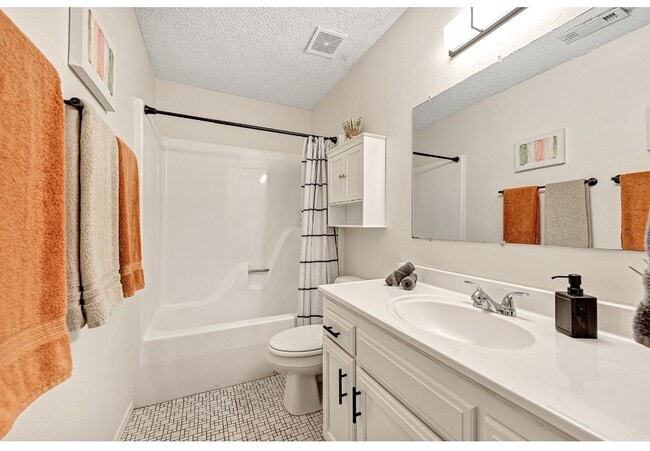 Building Photo - 203 NE J St