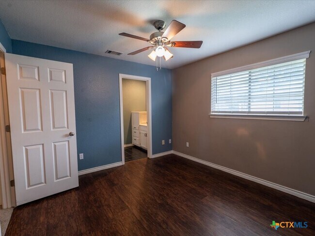 Building Photo - 300 Las Plumas Dr