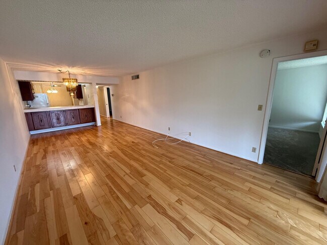 Building Photo - 6215 Coral Lake Dr