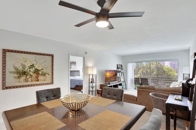 Building Photo - 2751 N Palm Aire Dr