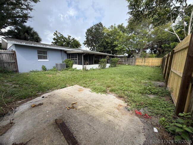 Building Photo - 1633 SE Arapaho Ave