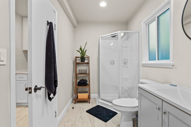 Shower - 610 E Fairview Blvd