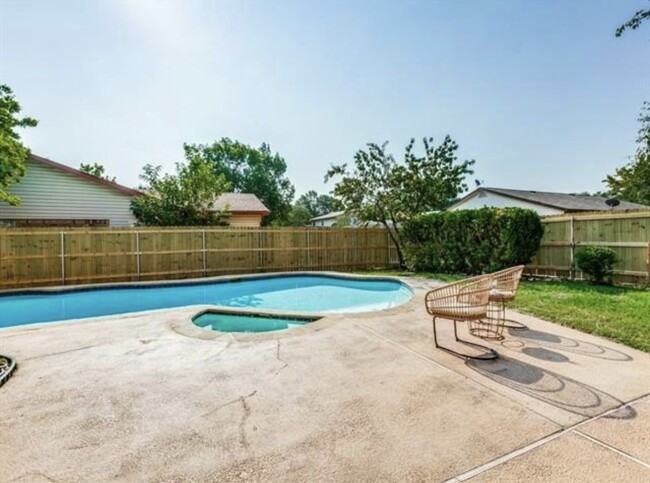 Building Photo - 2600 Peppertree Pl