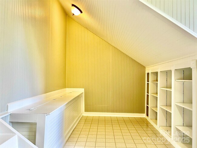 Building Photo - 811 Deercross Ln