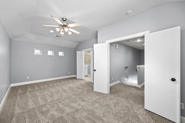 Building Photo - 5951 S Loop E