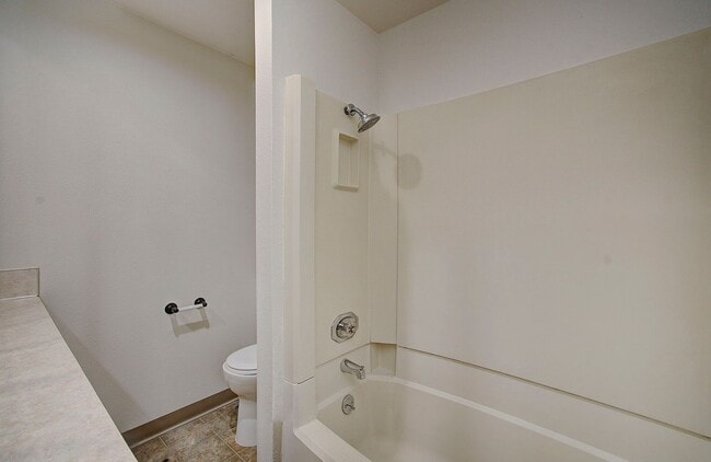 Building Photo - WELL MAINTAINED 2 BR, 2 BA TOWNHOME BY VAN MALL AREA!