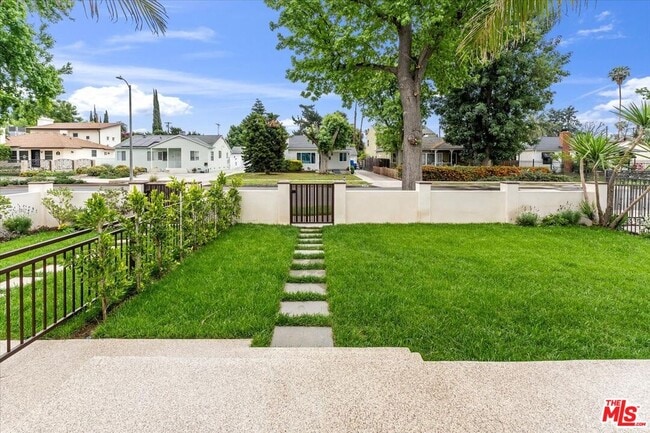 Building Photo - 6915 Encino Ave