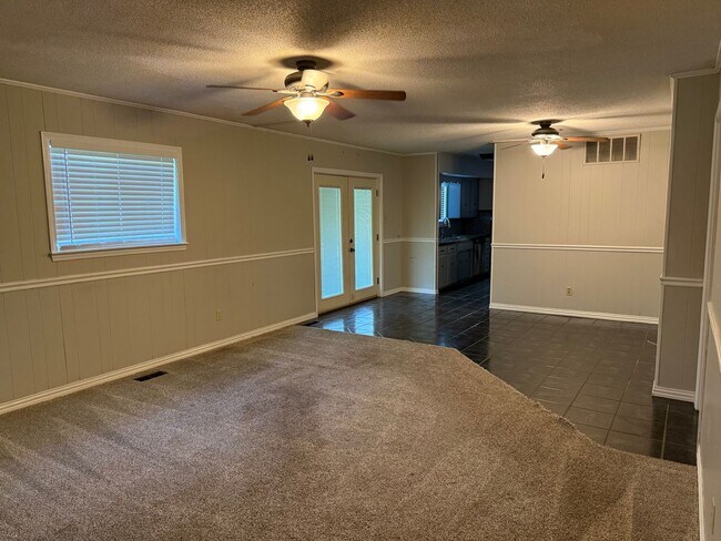 Building Photo - 3 bed 2 bath 2 car garage house