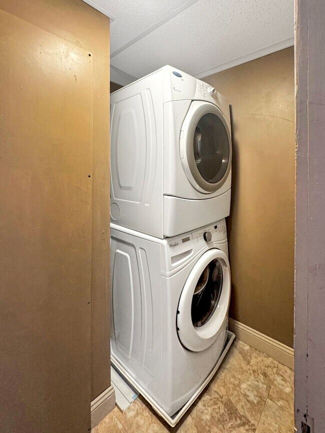 Building Photo - 144 Bloom St