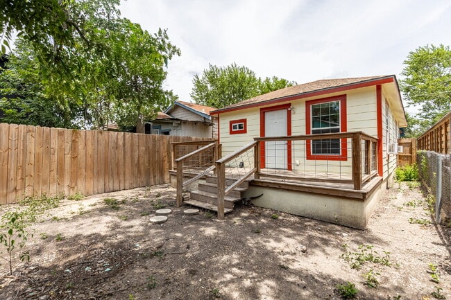 Building Photo - 330 Gem Ln