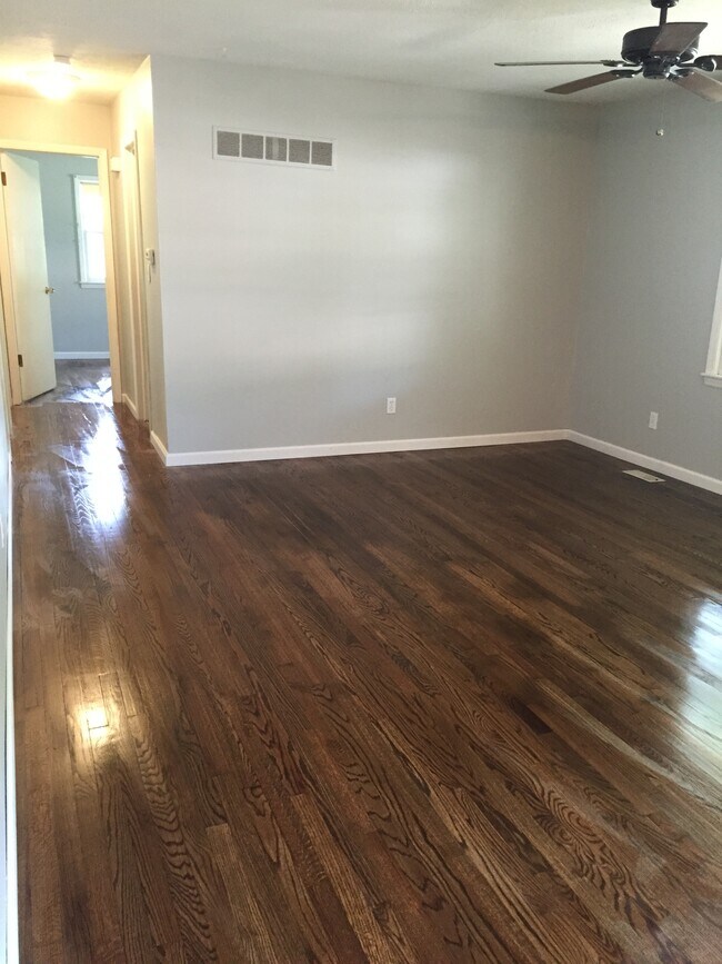 Building Photo - 2540 Cedarwood Ave