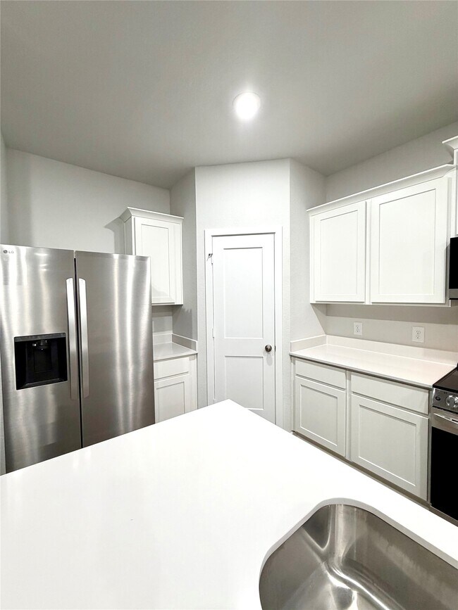 Building Photo - 533 Shoreview Dr
