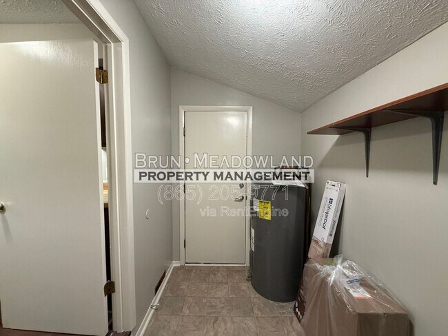 Building Photo - 7627 Alki Ln SW