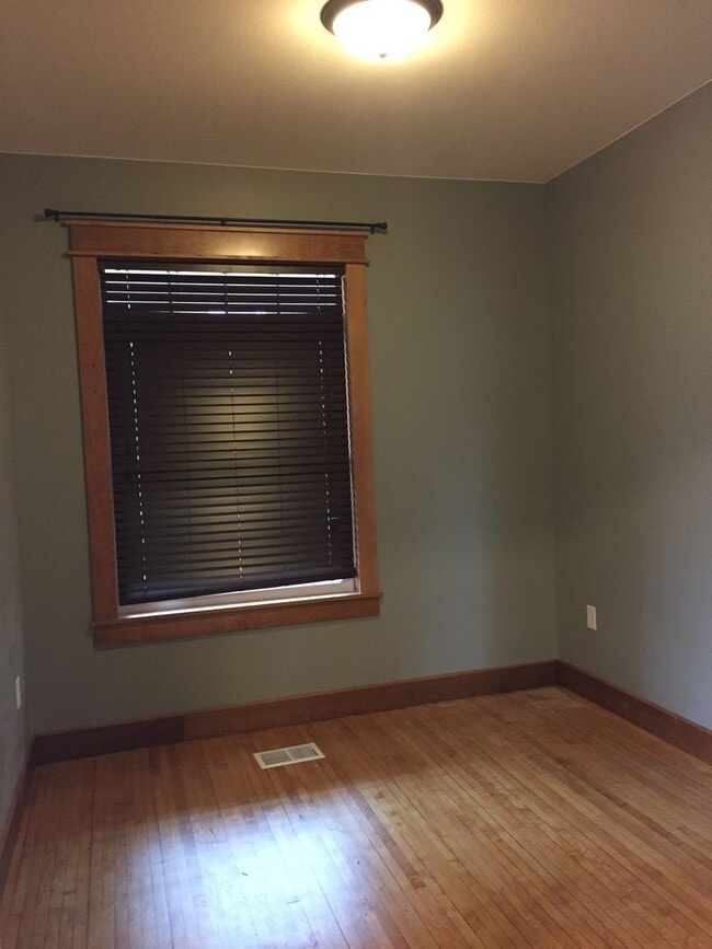 Building Photo - 1414 1/2 Jefferson Street - Available June! - Income Restricted Unit