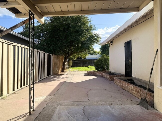 Building Photo - Spacious 2/2 home near shopping