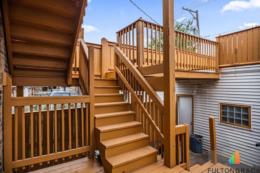 Building Photo - 2744 W Warren Blvd