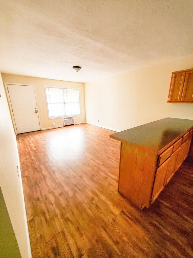 Building Photo - Bolivar MO 2 Bed 1 Bath Apartment