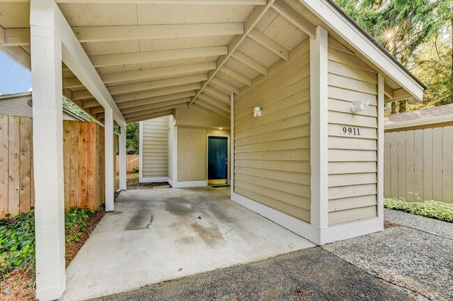 Building Photo - Renovated Townhome