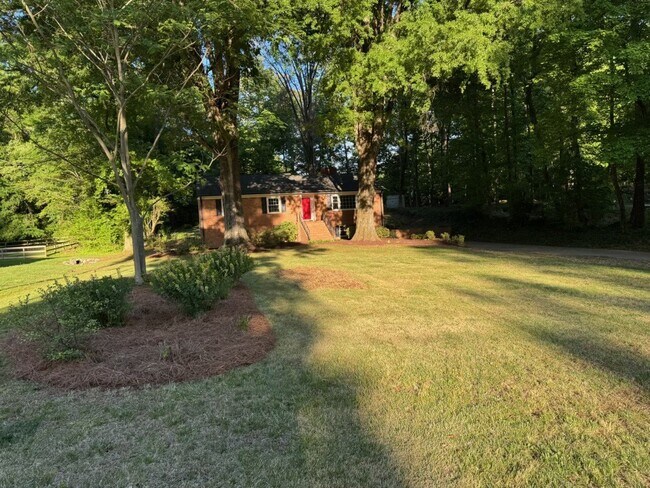 Building Photo - 1114 Rustic Rd