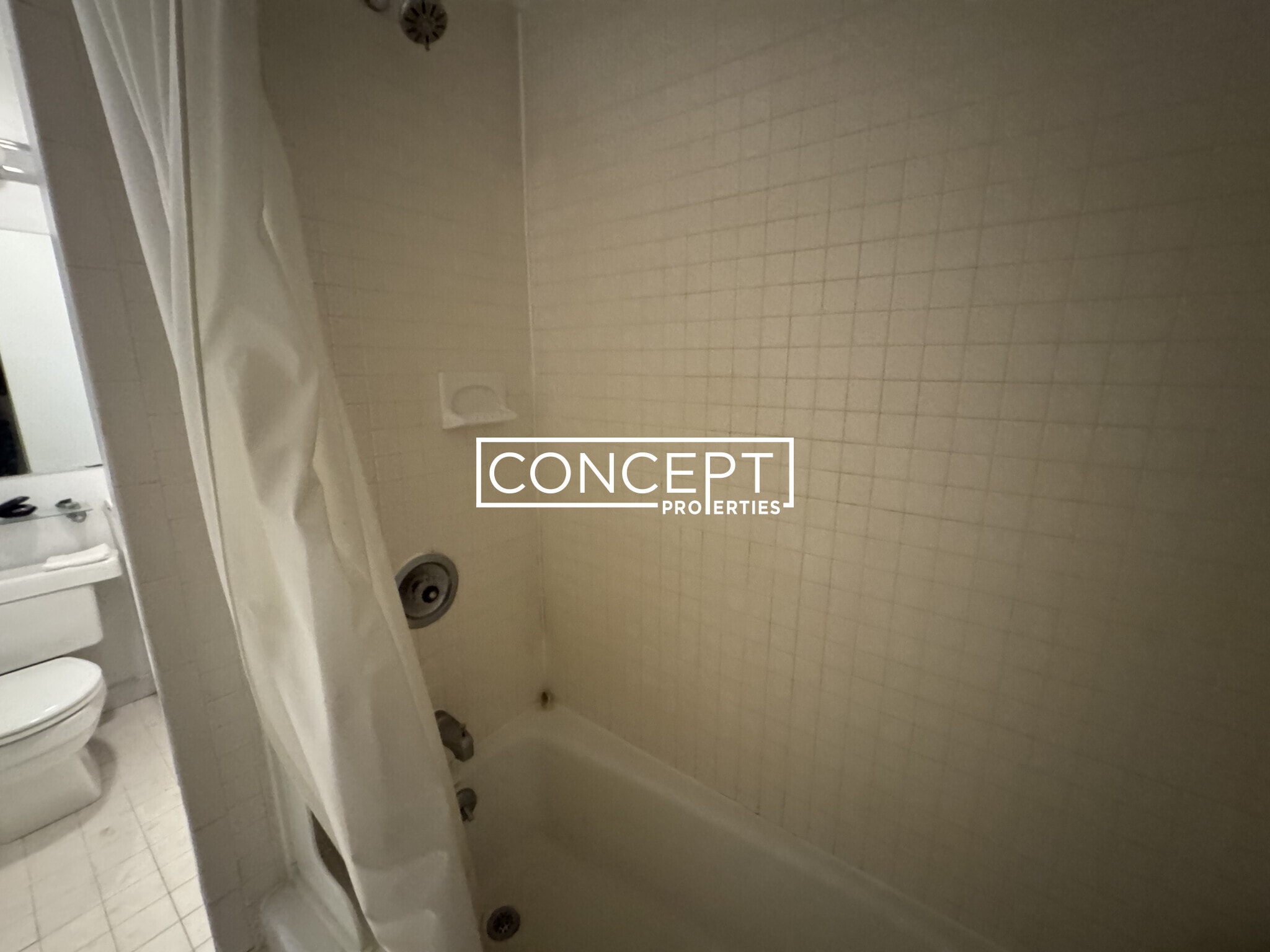 Building Photo - 82 Phillips St