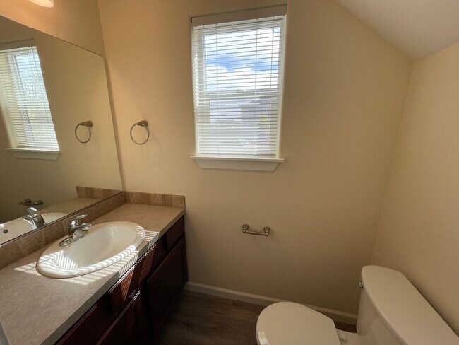 Building Photo - 569