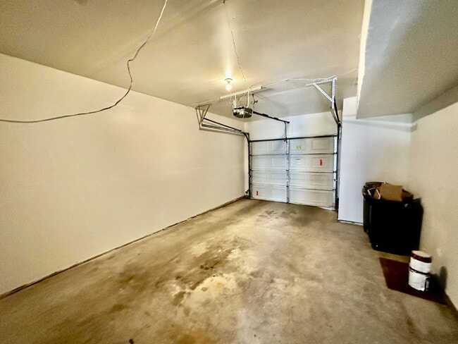 Building Photo - "Spacious 2-Bed, 2-Bath Condo with Pool Ac...