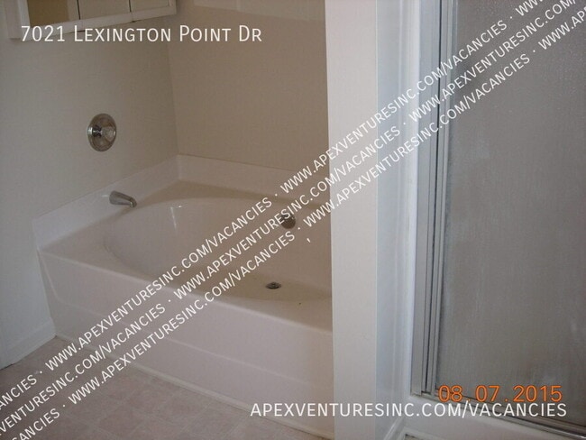 Building Photo - 7021 Lexington Point Dr
