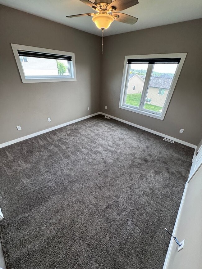 Building Photo - $2800 - 4 Bed 3 Bath Home in Westside Siou...