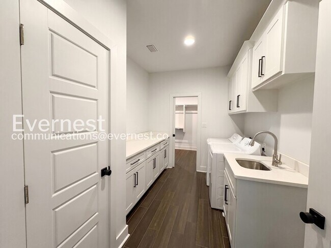 Building Photo - 3 Bed, 2 Bath Home with Fenced Yard & Garage / Available Now!