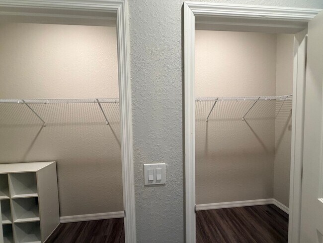 Building Photo - 3 bedrooms and 2 baths! FRESHLY RENOVATED!