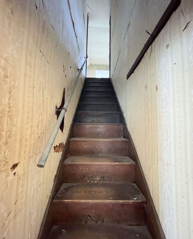 Building Photo - Spacious 2 bedroom with garage