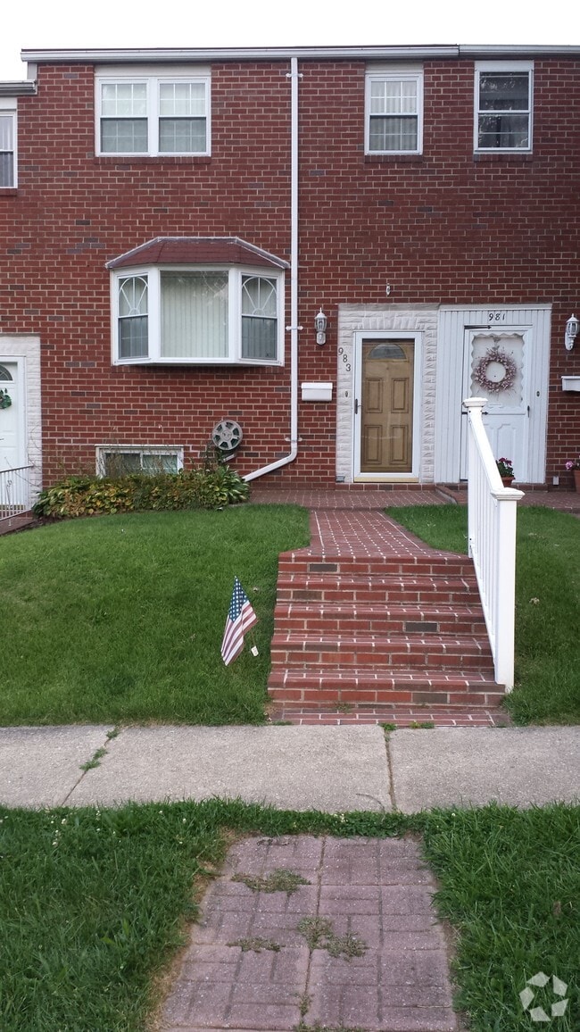 Building Photo - 985 Regina Dr