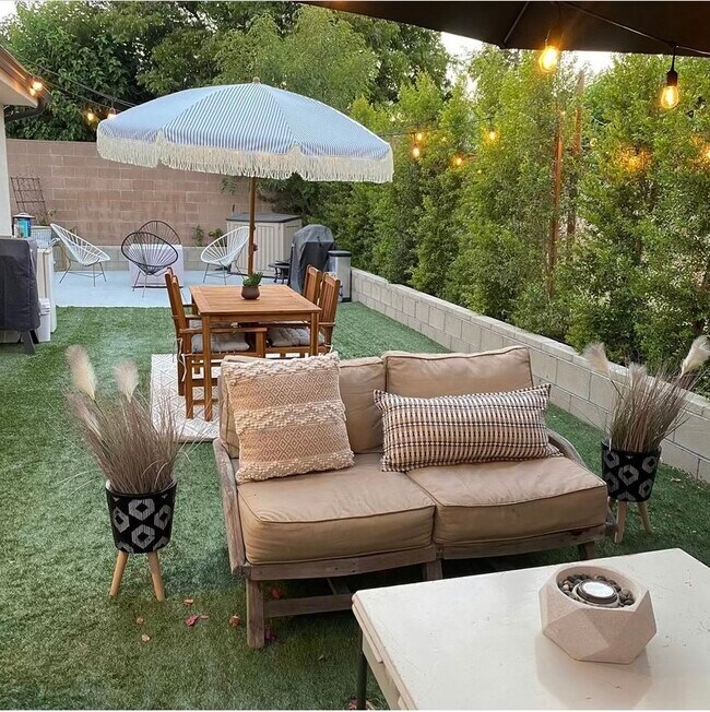 Building Photo - 11313 Delano St