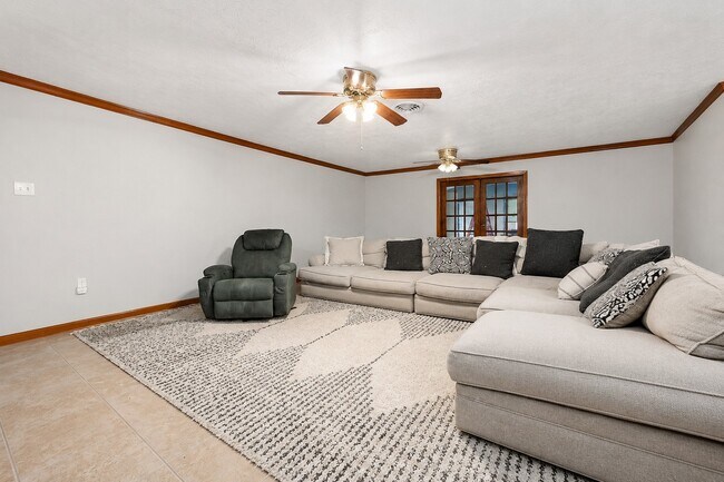 Building Photo - 5813 Russell Ln