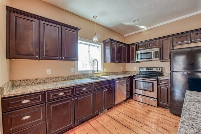 Building Photo - 970 N Main St