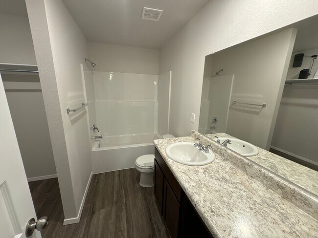 Building Photo - *Pre-leasing* NEWER Three Bedroom | Two Ba...