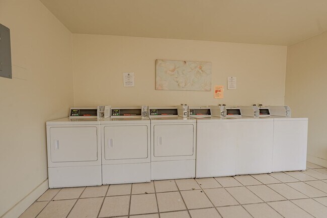 Building Photo - Beautifully Remodeled 1 BD, 1 Mile to beach