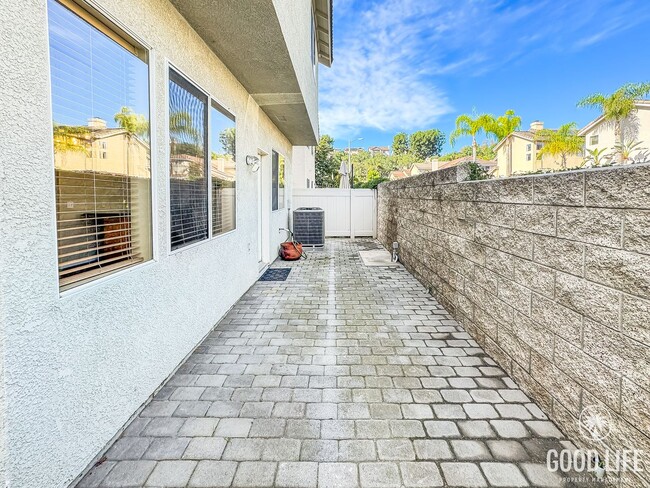 Building Photo - Immaculate 4Bd/2.5Ba Home with New Fridge, AC, Fenced Back Patio in Aliso Viejo!