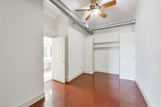 Building Photo - 1616 Fountain View Dr