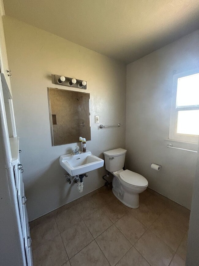 Building Photo - Country living and space!