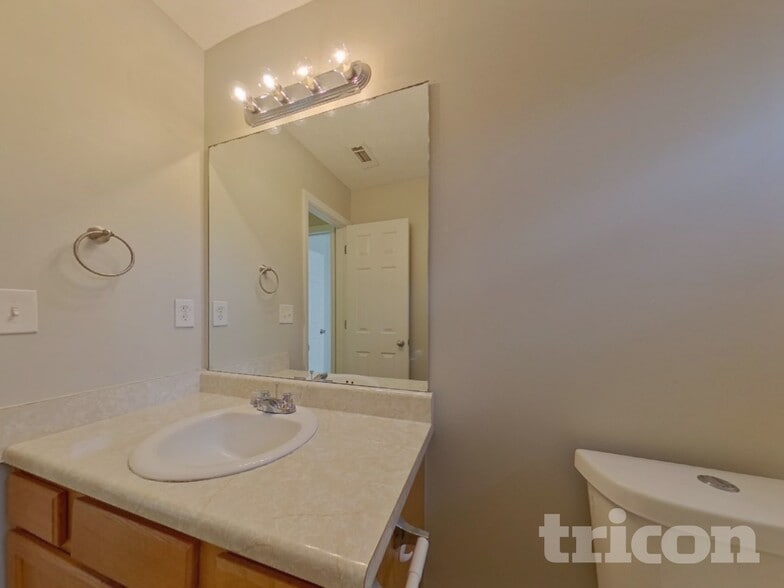 Building Photo - 9765 Moss Pointe Path