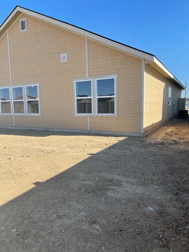 Building Photo - 4 bedroom 2 bath large loft area upstairs / All bedrooms downstairs