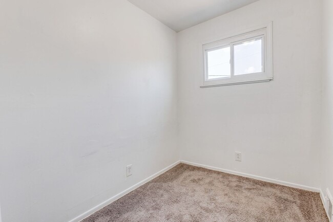 Building Photo - AVAILABLE August 2026 - Beautiful 2+ Bedroom Home w/ Updates Throughout!