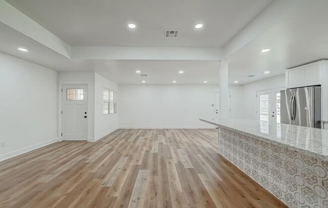 Building Photo - 6130 Shadow Crest St